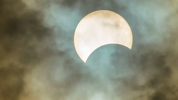 Éclipse partielle de soleil : quand le décor éclipse le métier