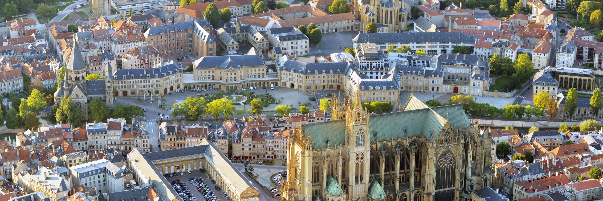 Bilan de compétences à Metz en visio – vue aérienne de la cathédrale Saint-Étienne et du centre-ville de Metz